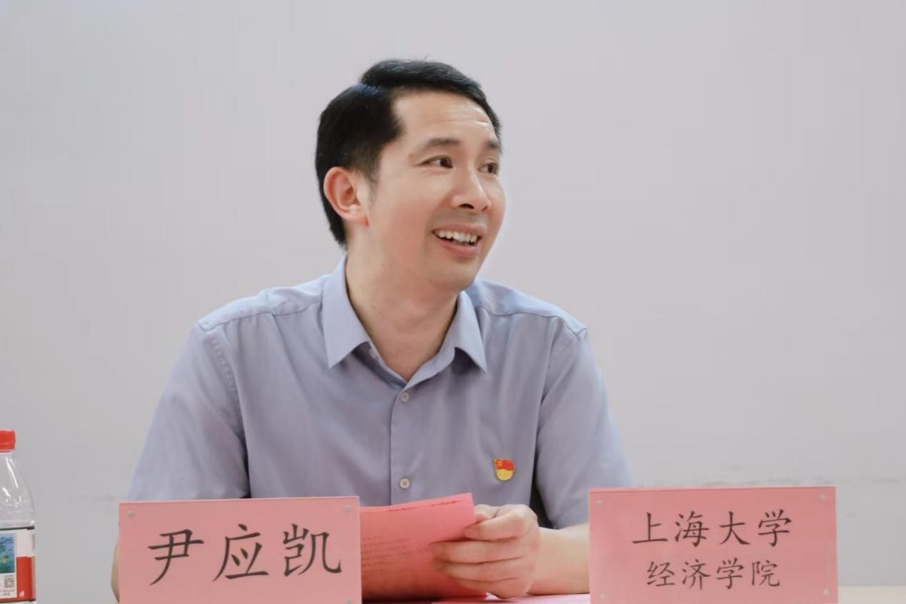 “笃行致远经世济民”2025年庙行奖学金颁奖仪式暨庙行镇党委、浦发银行宝山支行党委、经济学院党委联组学习顺遂举行-CA88