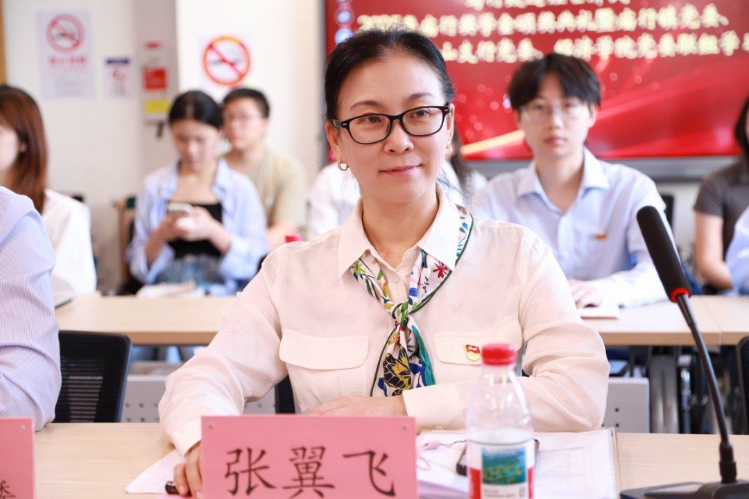 “笃行致远经世济民”2025年庙行奖学金颁奖仪式暨庙行镇党委、浦发银行宝山支行党委、经济学院党委联组学习顺遂举行-CA88