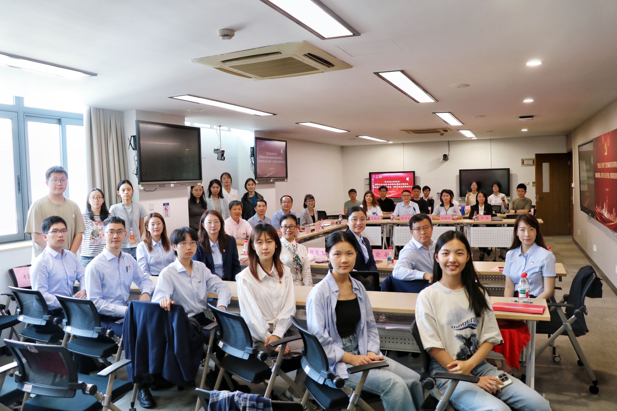 “笃行致远经世济民”2025年庙行奖学金颁奖仪式暨庙行镇党委、浦发银行宝山支行党委、经济学院党委联组学习顺遂举行-CA88