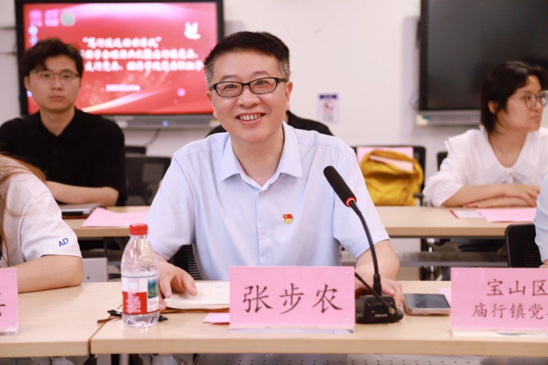 “笃行致远经世济民”2025年庙行奖学金颁奖仪式暨庙行镇党委、浦发银行宝山支行党委、经济学院党委联组学习顺遂举行-CA88